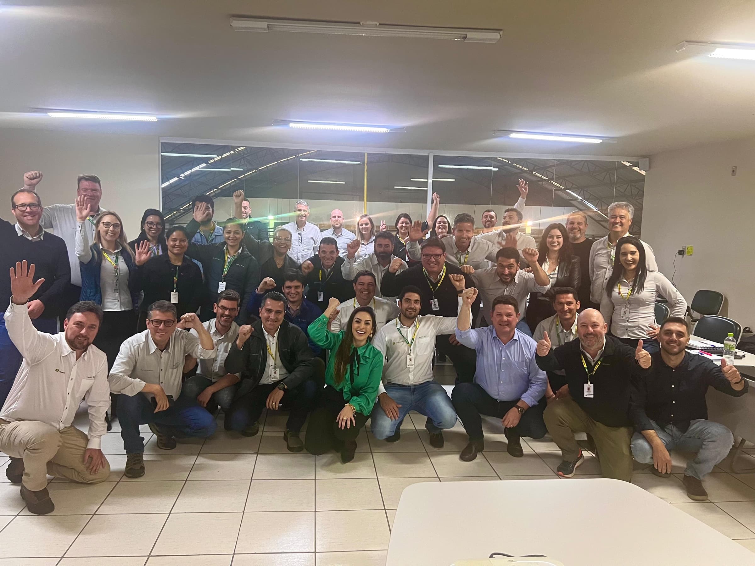Equipe em pé, aplaudindo