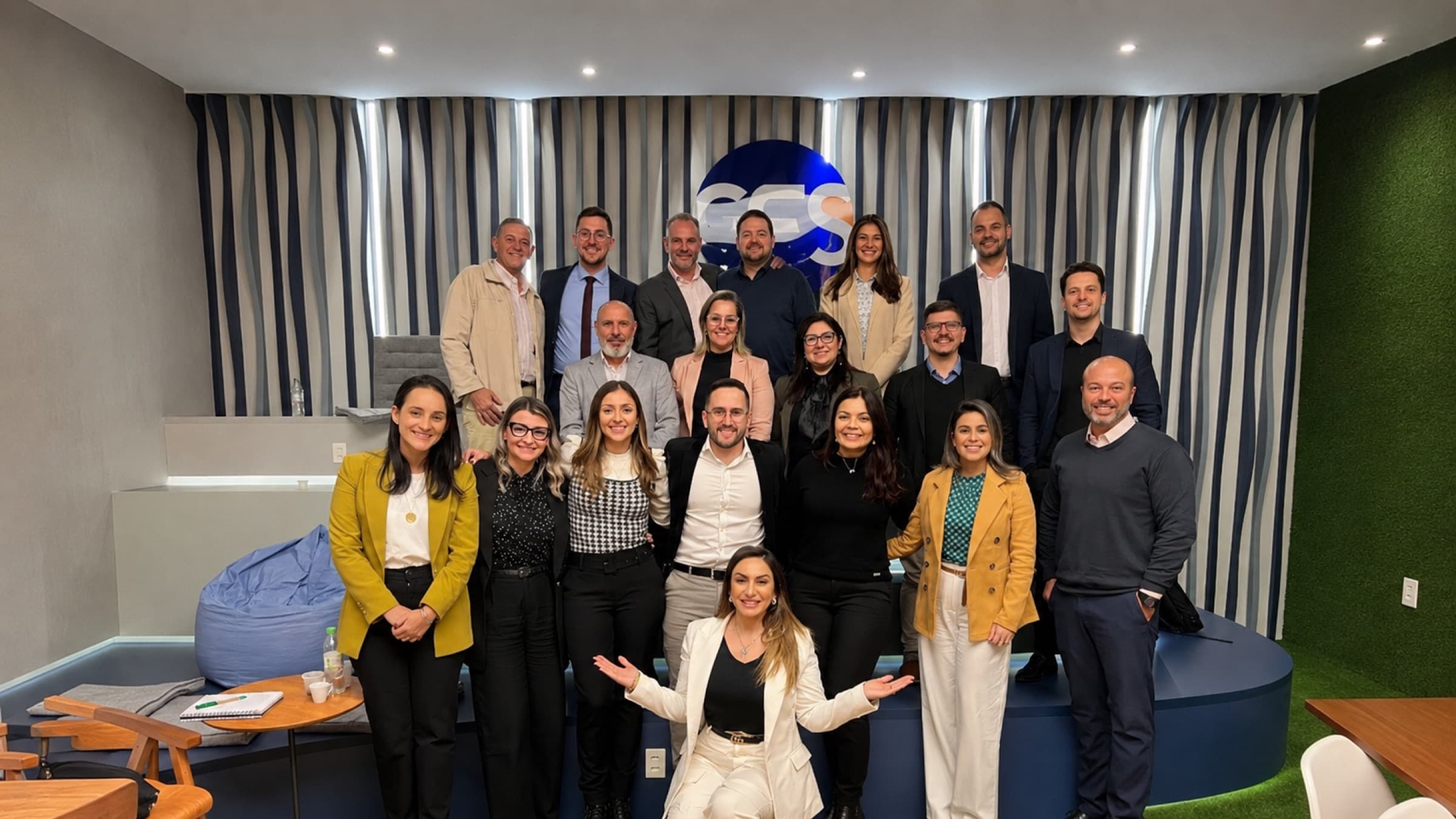 Equipe de cliente reunida no escritório