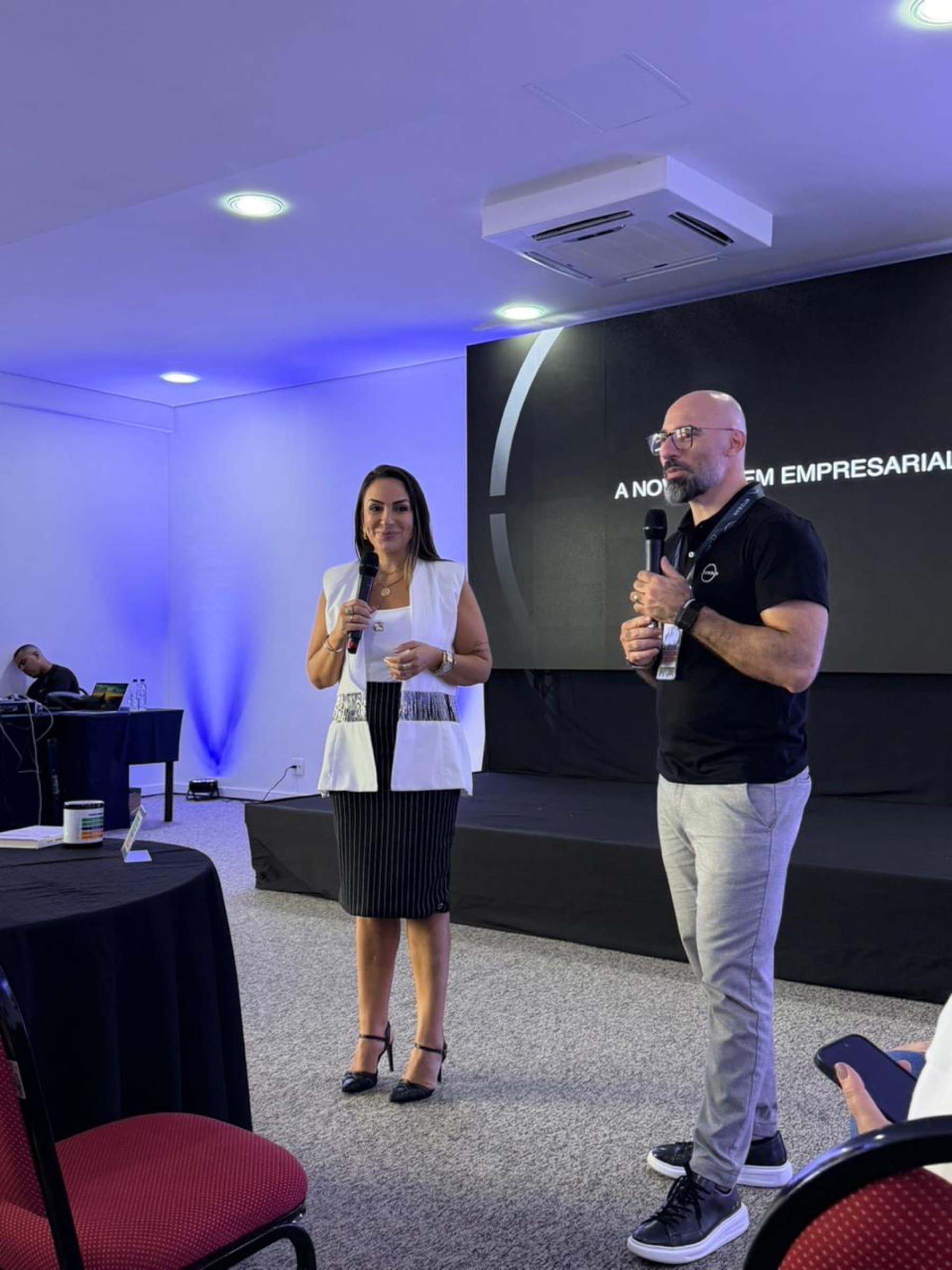 Mônica Souza apresentando no palco